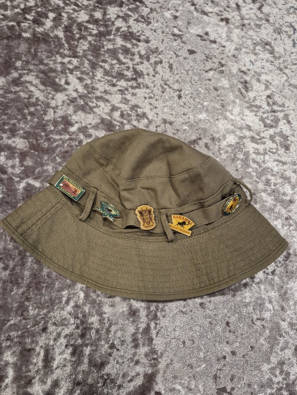 Disney Parks Kilimanjaro Safaris Bucket Hat w/ 5 Animal Kingdom Pins 59cm